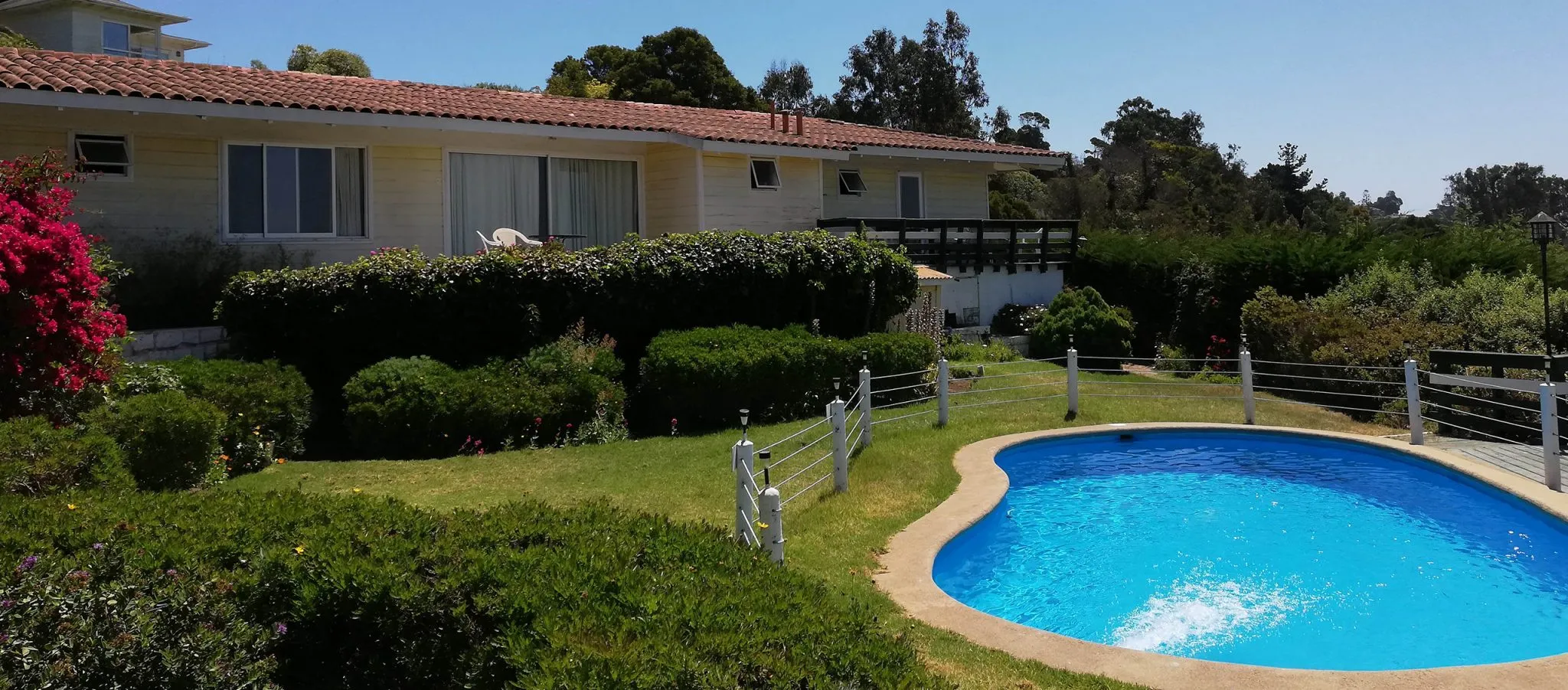 Hotel, jardín y piscina de Hotel Rocas