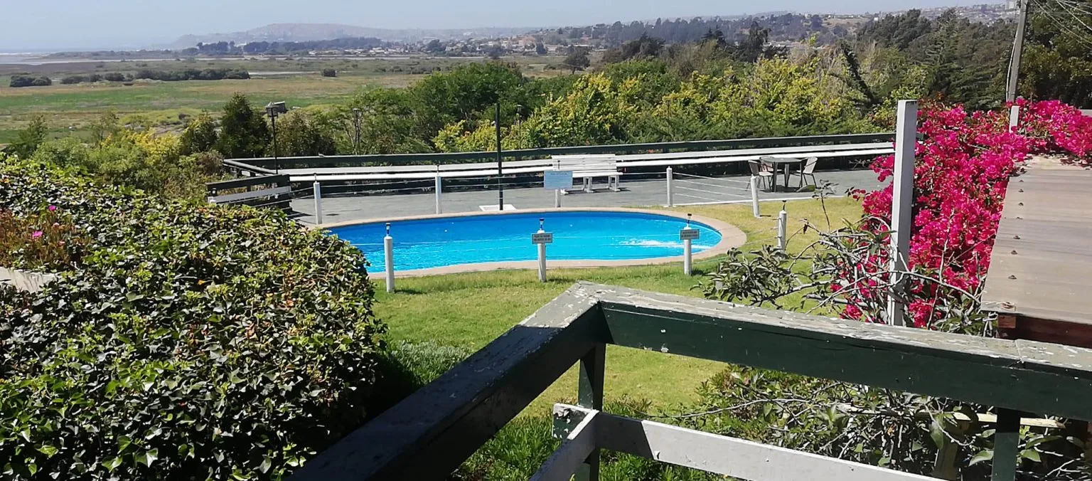 Piscina y vista desde Hotel Rocas